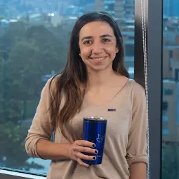 Retrato de María Elisa Ponce de León, Gerente de Comunicaciones y PR de MejorCDT