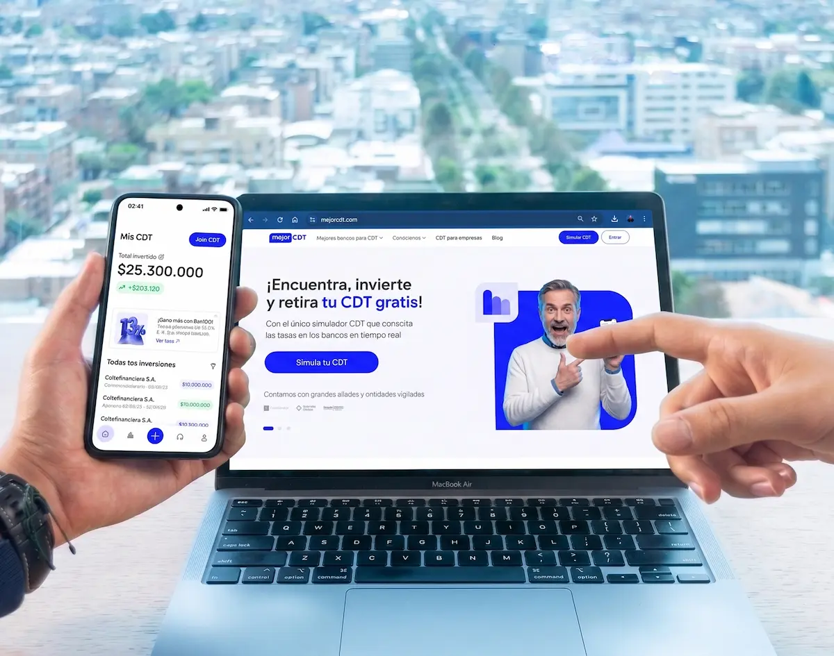 Persona comparando su CDT en la app MejorCDT desde el celular y en mejorcdt.com desde el computador