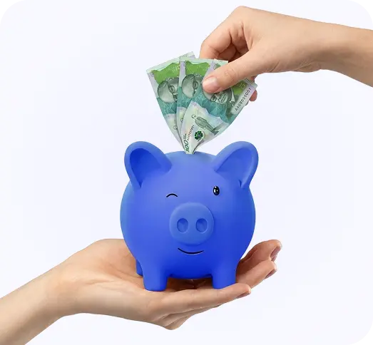 Alcancia azul de MejorCDT recibiendo dinero