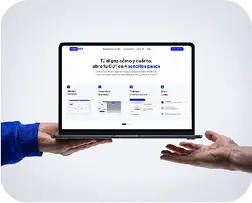 Persona completando en línea los pasos para abrir un CDT