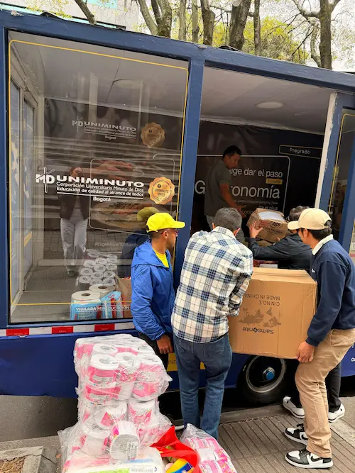 Entrega de ayudas a comunidades afectadas por el terremoto en Colombia, 2026