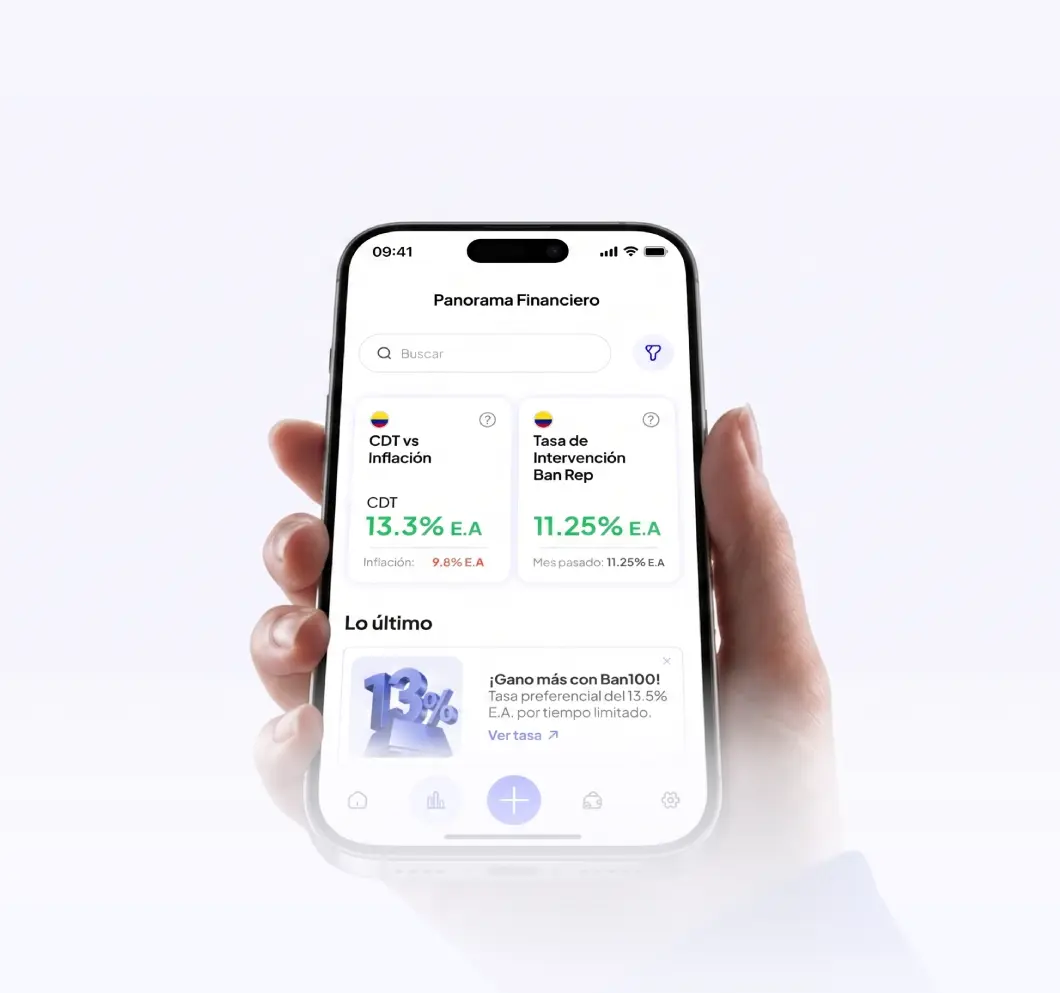 Mano sosteniendo un celular con la pantalla de Panorama Financiero de la app de MejorCDT