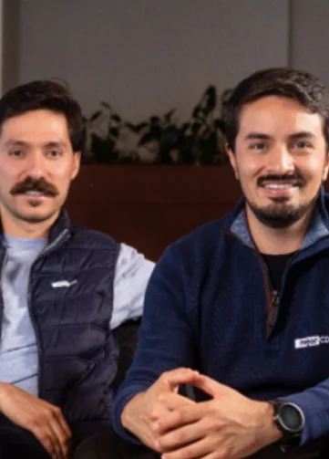 Dos fundadores de MejorCDT sentados en una oficina